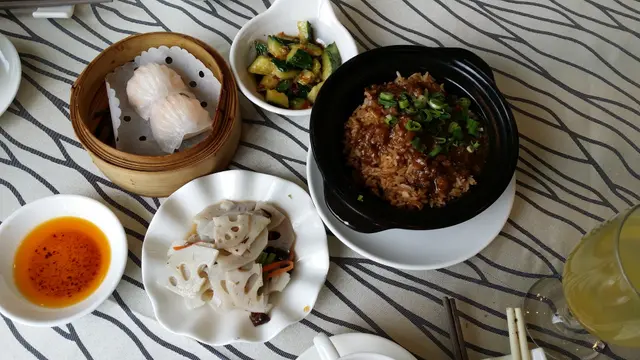 鮮蝦餃/醋汁青瓜/柚子雲耳藕片/肉燥飯