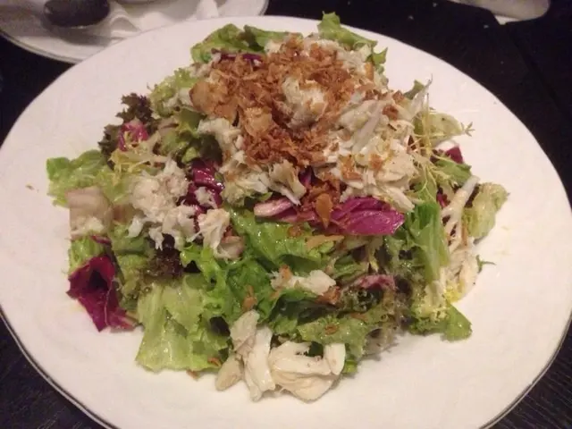 蟹肉雜菜沙律配芝麻醬