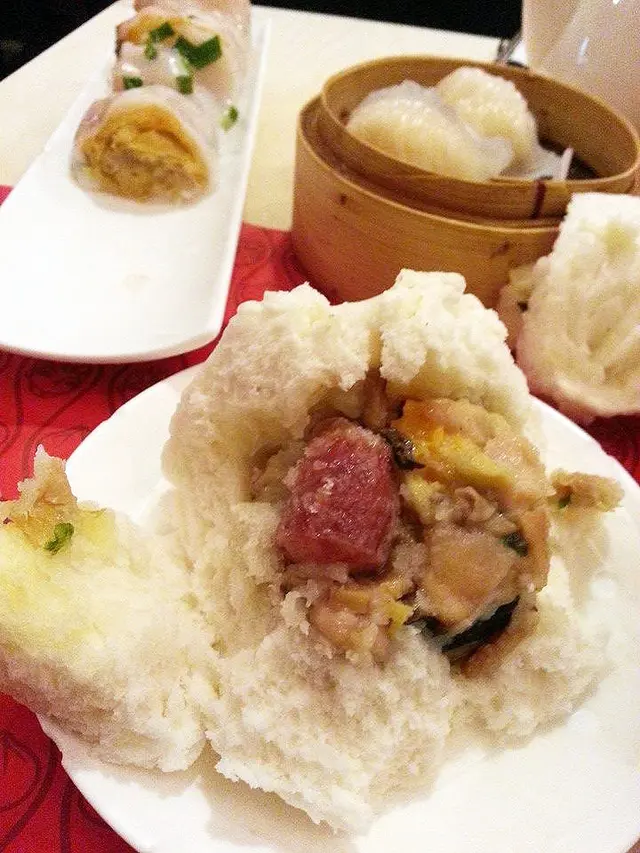 餡料都好足有臘腸、雞脾肉、 鹹蛋 、冬菇 和豬肉