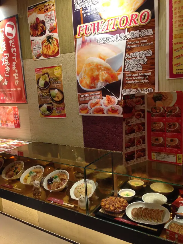 門外有滿滿的食物模型和介紹