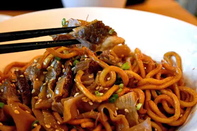 醬油蝴蝶腩配QQ麵