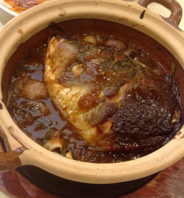 生啫大魚頭雜菌煲