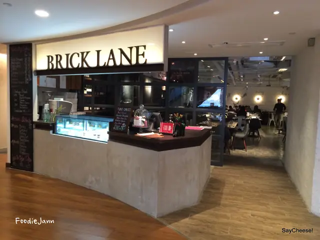 店面甜品櫃展示了特別味道的小蛋糕