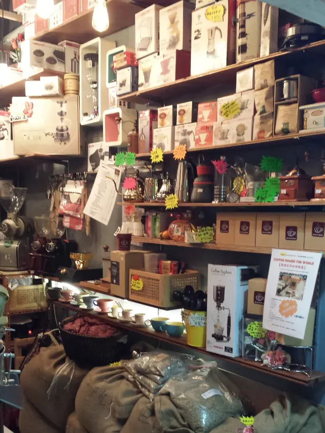 地上一包包麻布袋藏的，就是不同地區的咖啡生豆。