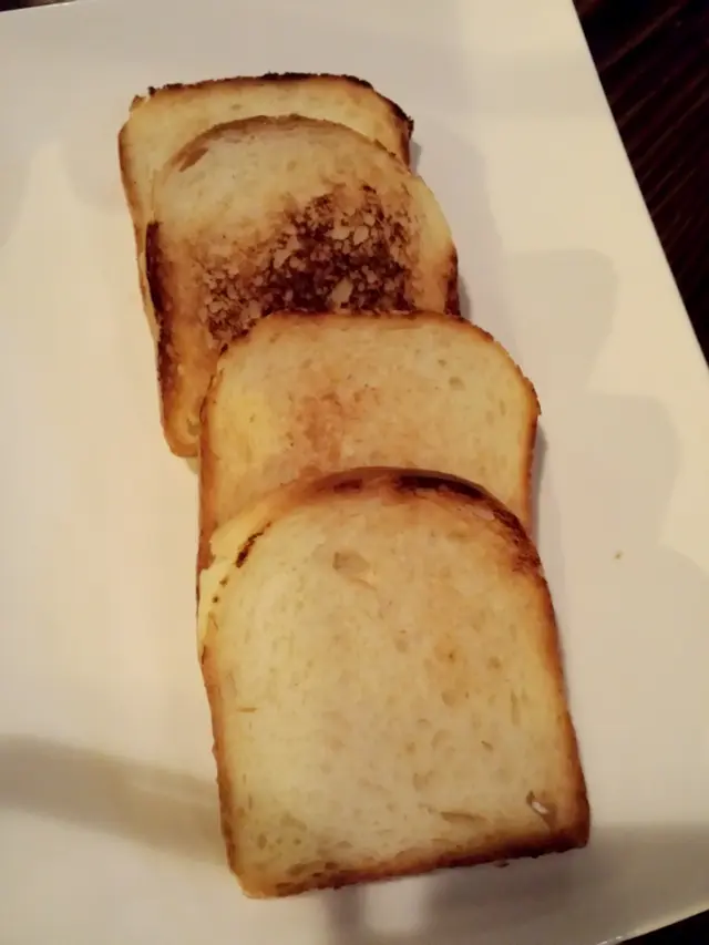 簡單用橄欖油煎的多士，沒有牛油，但味道可口