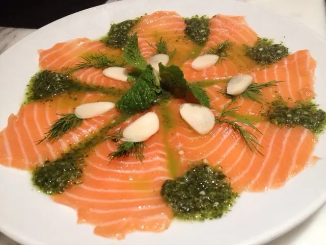 薄切三文魚配泰式辣汁