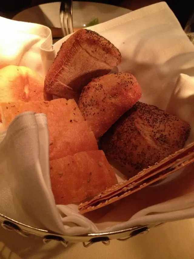 麵包好鬆軟, focaccia好似海棉一樣軟綿綿, poppy roll 口感一流