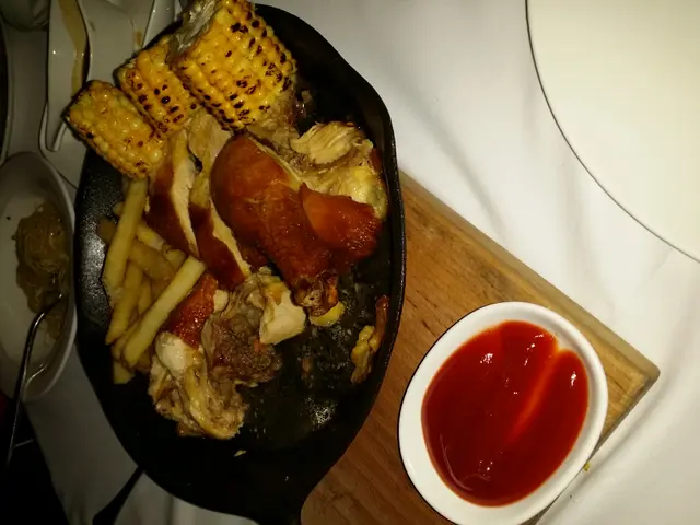 呢隻農家雞水準唔錯，皮脆肉嫩有肉汁，而且伴菜薯條同玉米也很美味