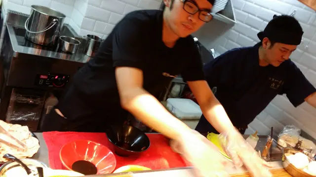 製作拉麵中