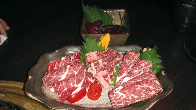 前方是和牛盛盒,後方是金匙蕃薯