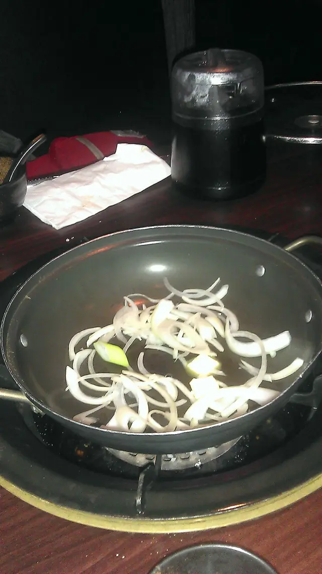 用大蔥,洋蔥等爆香乾窩