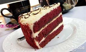 Red Velvet Cake ($35) - 初頭看以為蛋糕偏乾身, 但吃下去便知道蛋糕夠 moist 而且甜度適中; 另外很喜歡中間分別有兩層朱古力隔著, 令到整體多一種層次但仍沒有搶去主角的味道 - 中環的HMV Kafe