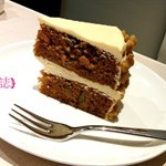 Cake set - Carrot and walnut cake: 這個老公很快便吃清光了 ~ 它雖然內裡平庸但喜歡它的質感軟糯仍是帶點濕潤