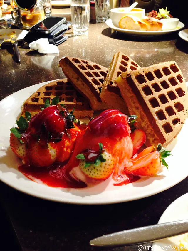 說真的，如此色彩繽紛的甜點，恐怕沒有幾個女生能忍得住吧！切成四大件的鬆餅，伴以有新鮮的草莓和酸酸的果醬，吃過以後就明白為什麼大家都慕名而來了。