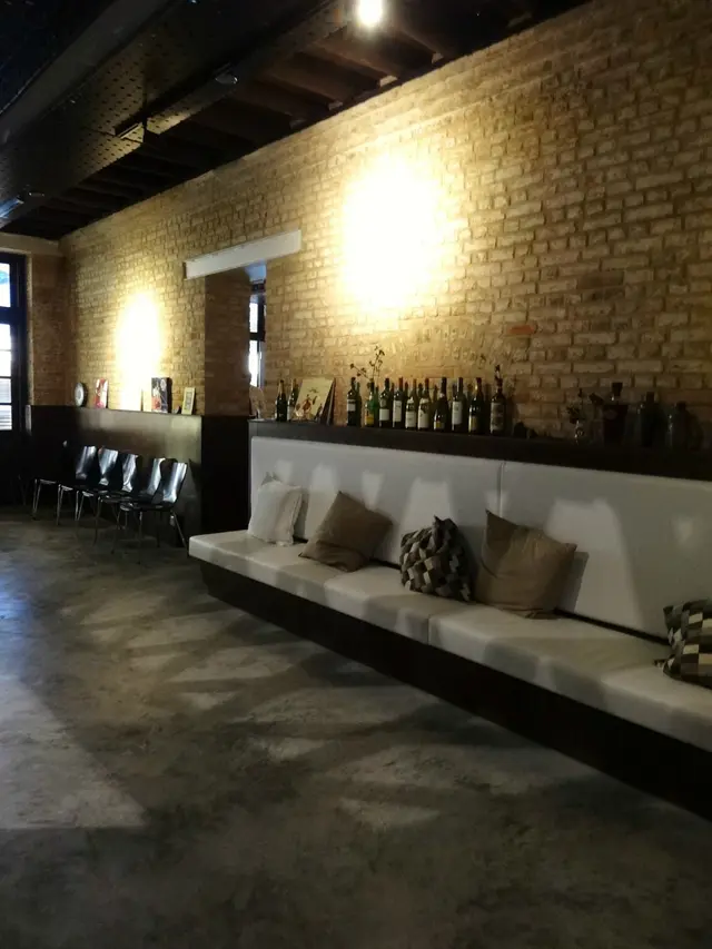 柔和的燈光配合紅磚牆及高貴的吊燈，顯得格外有情調！