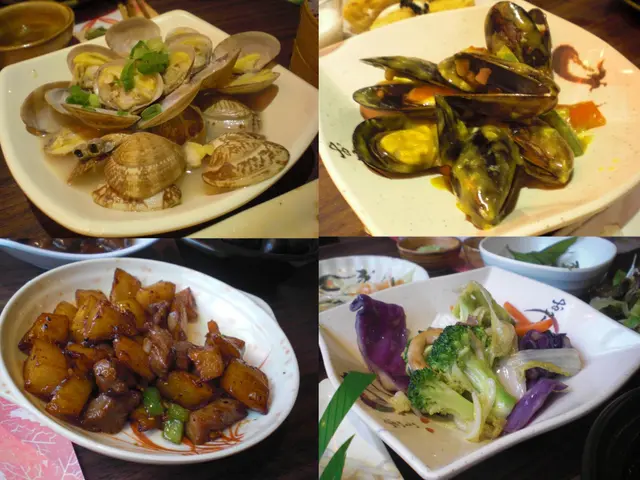 部分港日式料理：清酒骨湯煮大蜆、咖喱炒青口、黑椒薯仔和牛粒、田園什菜炒野菌。