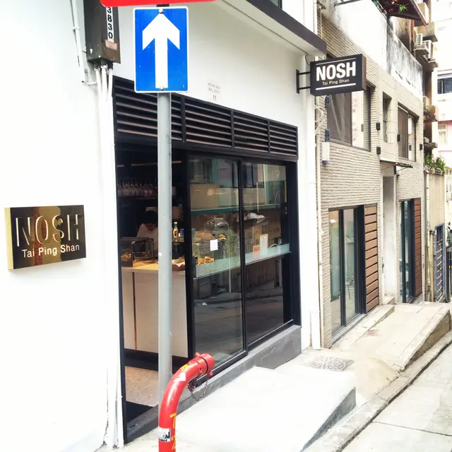 小店以白色裝潢設計