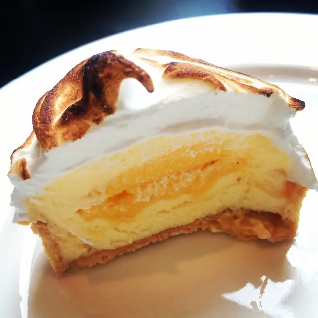 檸檬撻內加入濃縮檸檬慕絲及忌廉