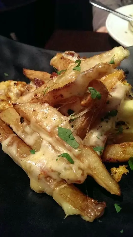 芝士焗薯條,因為係用原隻薯仔切條炸,薯仔味好重,而且口感好好。再加上香濃既芝士同d香草,成件事好惹味