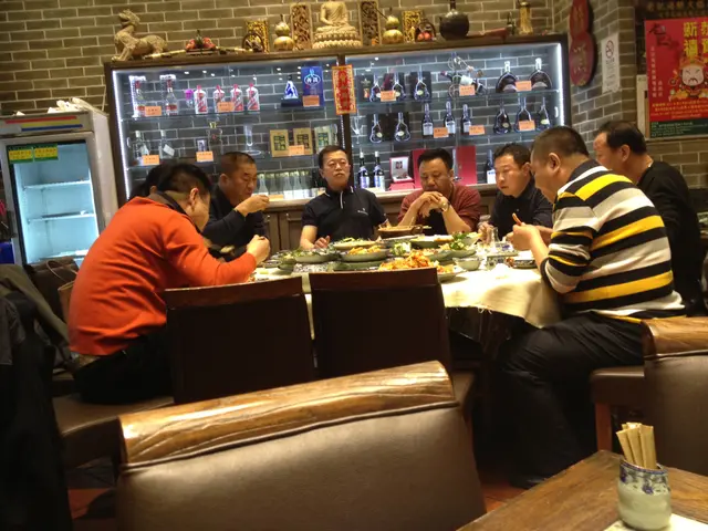 酒櫃同飲緊茅台嘅大陸客