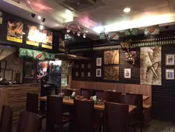 店內牆身排滿了Chang beer,配上各種木製的掛畫,充滿泰國氣氛