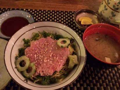 吞拿魚泥蔥飯味道不錯，米飯Q彈香甜，搭配醬汁很不錯，但是旁邊的miso soup就只是一般餐廳的水準，沒有任何驚喜