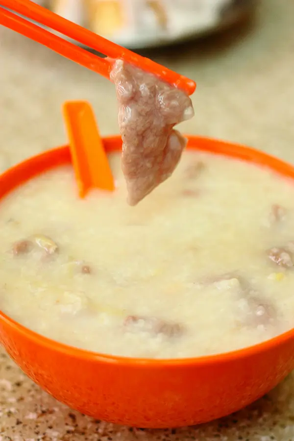 份量頗大,牛肉雖說是雪藏貨,但事先醃過;最讚的是粥底;煲得綿滑,米飯煮至開花,味道頗甜