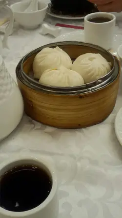 叉燒包外形跟傳統的不一樣, 没有那包頂的花形裂開