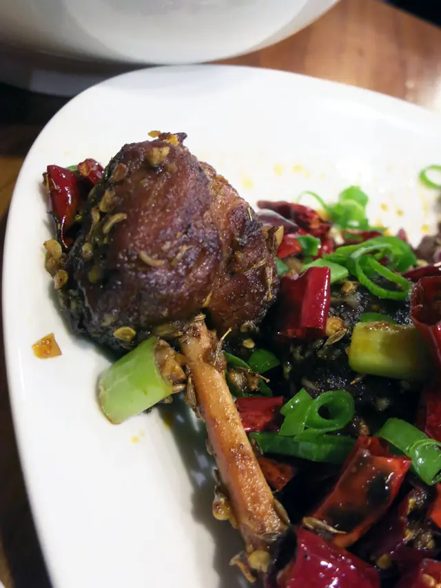 拿著骨頭慢慢去吃, 是很有風味的