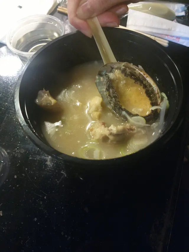 很足料, 有兩隻鮑魚, 一隻雞肶(好滑), 人參味濃