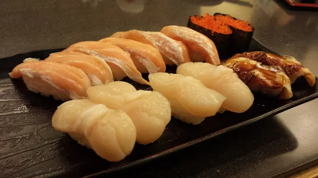 三文魚腩壽司 / 飛魚子軍艦壽司 / 特大帆立貝壽司 / 蒲燒鰻魚壽司