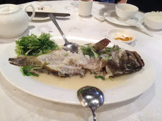 蒸魚嘅魚頭我一般唔會食,但六福嘅魚頭我每次都食,有時成個都俾我一個人食晒,今次條魚非常好食,蒸得啱啱好,有小小粘骨但完全冇血水。