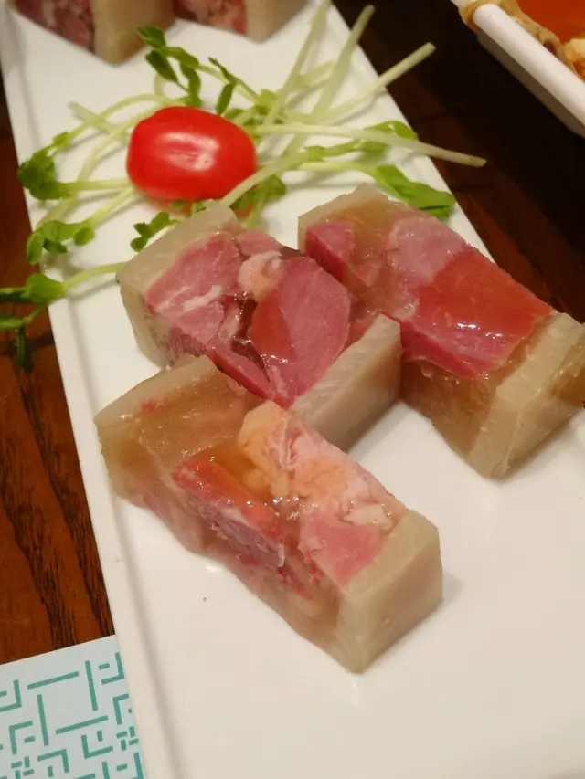 豬蹄肉跟啫喱狀的凍混合一起,層次分明!