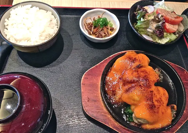連沙律,味噌湯, 牛舌前菜, 朋友覺得很滿意。廣島蠔每隻大而多汁又鮮甜。海膽汁的確很濃厚, 偏甜之餘亦有海膽的鮮味。顫底的西洋菜吸收了蠔汁和海膽汁味道亦很不錯。很讚。HK$98