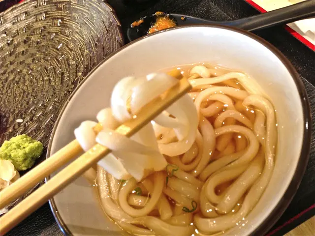 應是稻庭烏冬的一種(不太肯定,因為比我吃過的粗一點但仍屬扁身), 無論如何, 質素非常好。既幼滑又彈牙,很讚! 沙律用料都很新鮮。味噌湯亦不錯。跟餐還有飲品。