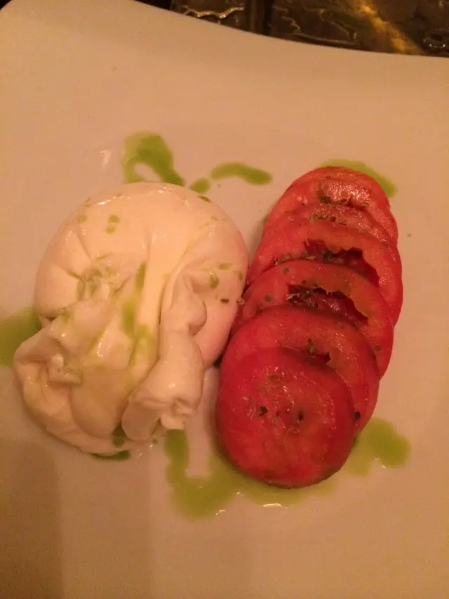 Tomato and cream curd filled mozzarella cheese with sweet basil oil 蓄茄水牛芝士