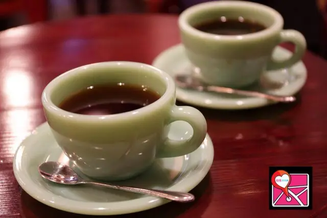 用上美國名牌子Fire-King出品的經典咖啡杯具。