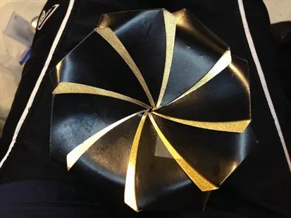 ［葵］便當，打開後是華麗的金色花形外盒