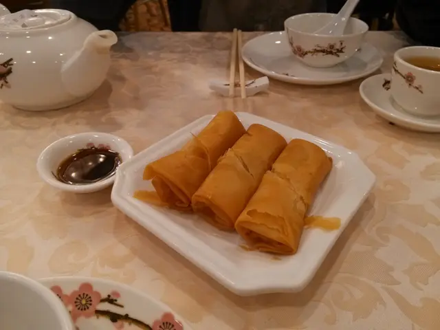 新鮮熱辣岩岩炸起上枱, 香脆可口, 入面有韭黃絲, 豬肉同蝦, 傳統中式春卷味!