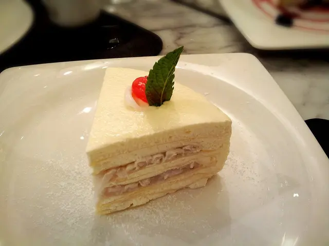 蛋榚內是''千層''pancake, 每層pancake夾著條狀的椰肉, 吃下去'' 啖啖肉.