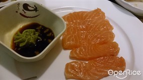 samon sashimi - 旺角的小飛象葡國餐廳