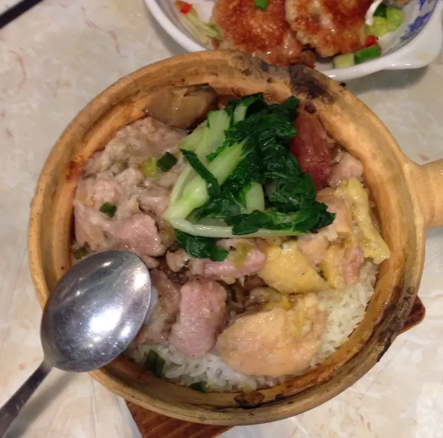 煲仔飯（$168）用料足，醬油美味，飯徧濕