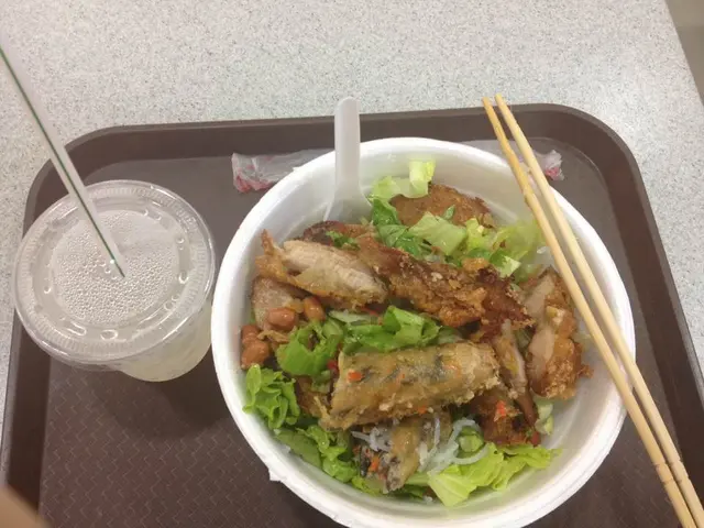 28元的越式豬扒春卷撈檬+青檸水