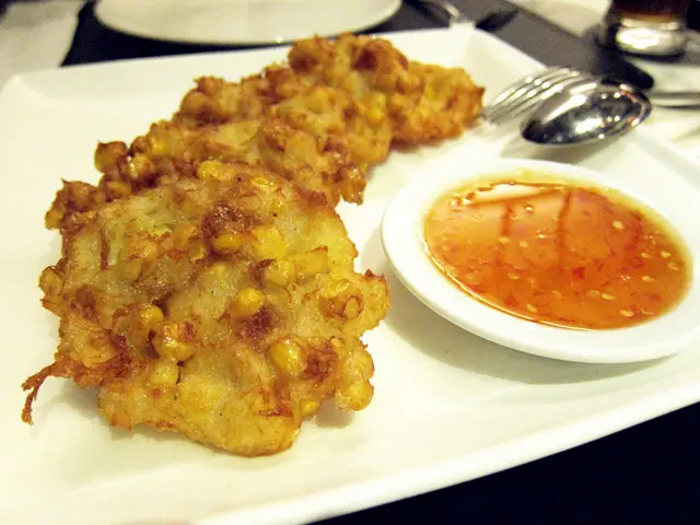 脆炸粟米蟹肉餅配甜酸醬