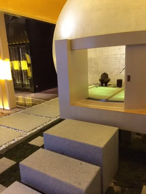 洗手後便步上石階,然後脫鞋