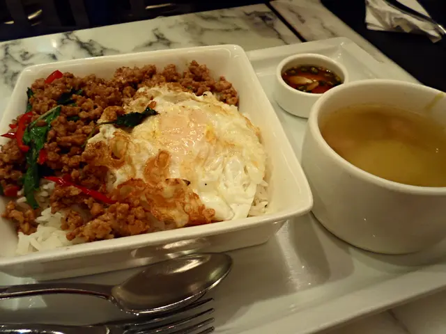 少少香辣的泰式炒豬肉碎,加上流黃蛋,配上白飯十分match