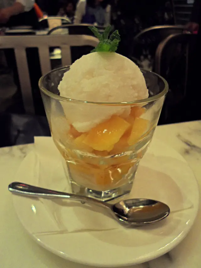 底層有糯米飯,整個就是芭菲芒果糯米飯