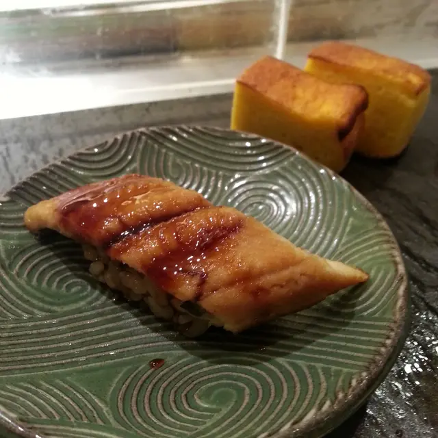 有點細骨,但很軟,都能吃下去;燒汁味道不錯,肉質則較乾散