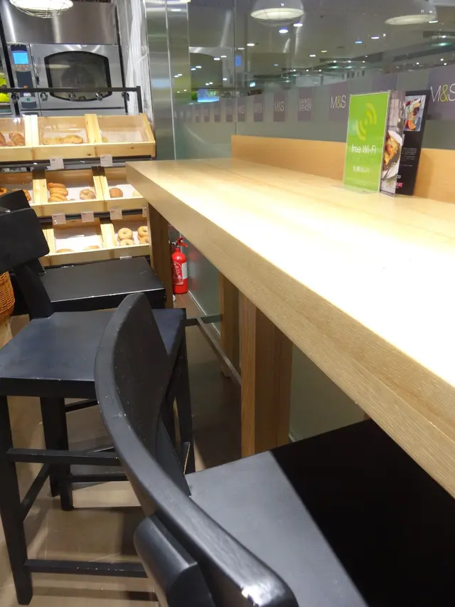 店內靠落地玻璃有一張長木吧枱，還有五張高椅子，方便食客堂食！