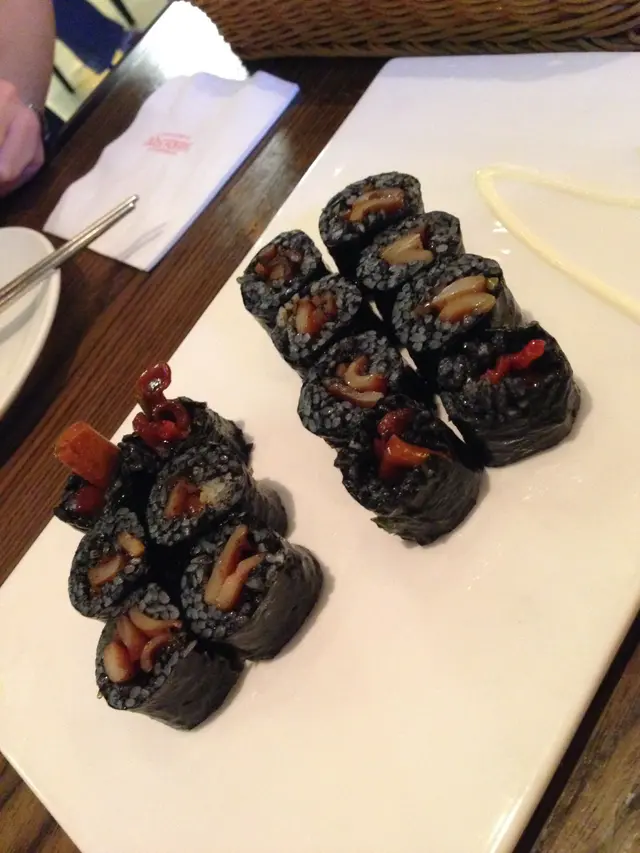 口感不錯, 入面既墨魚好爽口, 少少辣;但唔凍唔墊熱咁, 奇奇怪怪的